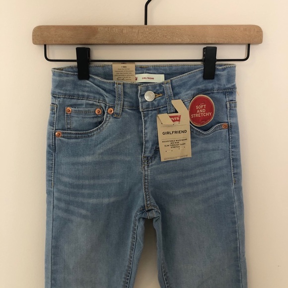 Girls Levi’s Girlfriend Fit Jeans - Picture 2 of 4